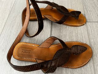 Sandalias tipo romanas marrones de piel. Talla 38.