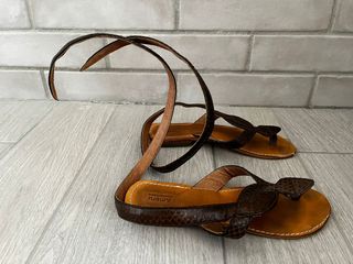 Sandalias tipo romanas marrones de piel. Talla 38.