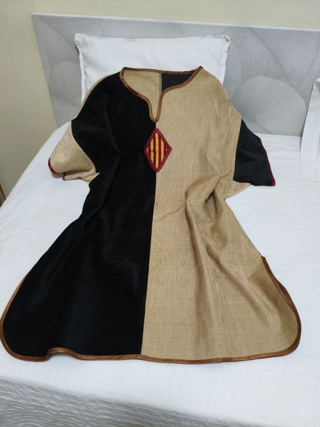 Casaca medieval: beige y negra