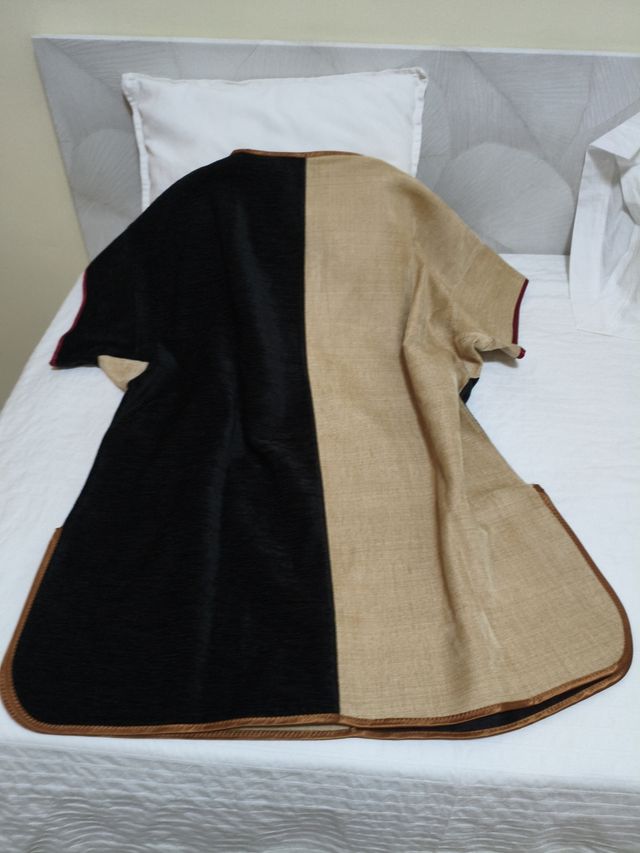 Casaca medieval: beige y negra