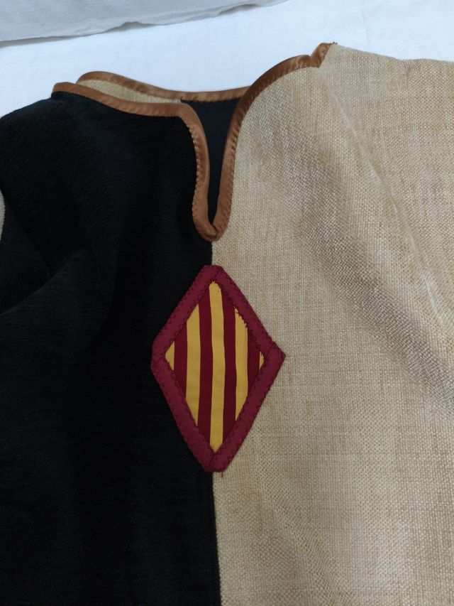 Casaca medieval: beige y negra
