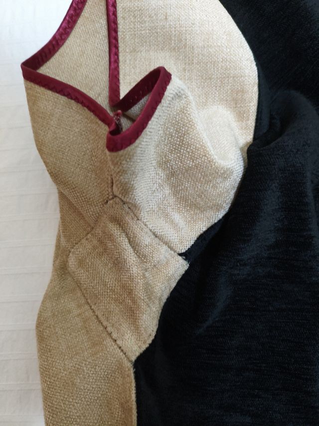 Casaca medieval: beige y negra