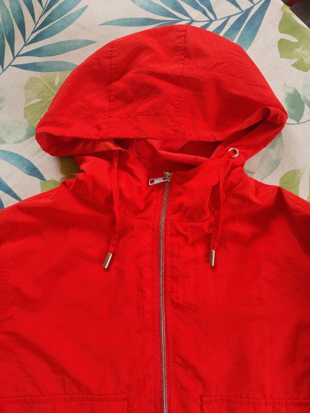 Cazadora roja entretiempo.