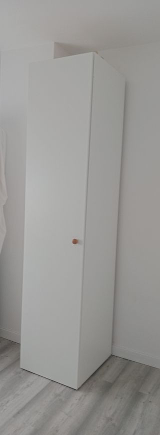 Armario blanco de madera