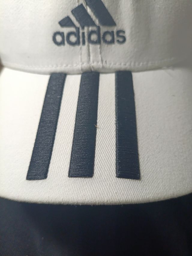 Gorra Adidas blanca de un  Triatlón.
