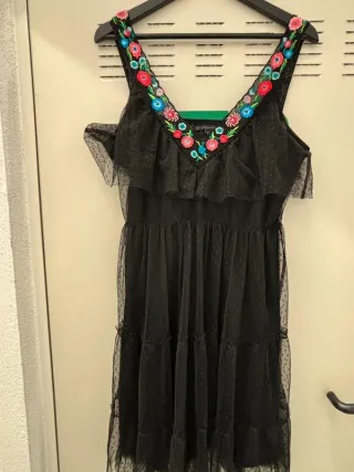 Vestido negro bordado flores