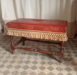 Taburete antiguo de madera y cuero
