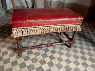 Taburete antiguo de madera y cuero