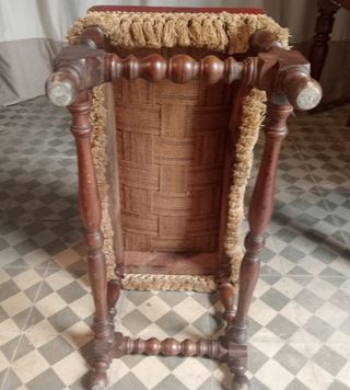 Taburete antiguo de madera y cuero