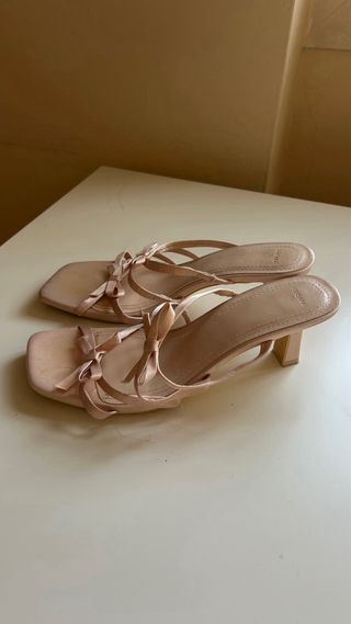 Sandalias tacón rosa claro con lazos