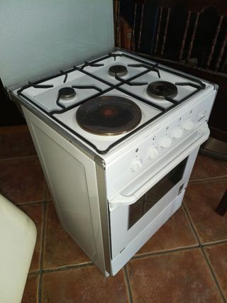 Cocina 3 fuegos de gas butano + 1 eléctrico 
