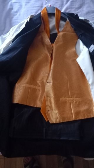 Traje novio: Chaqueta negra + chaleco dorado