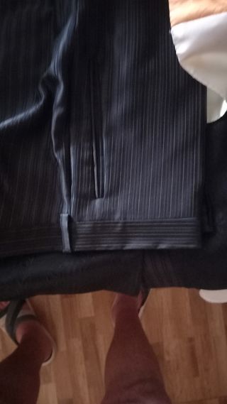 Traje novio: Chaqueta negra + chaleco dorado
