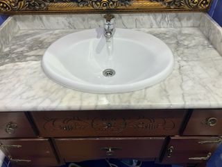 Mueble baño antiguo con mármol