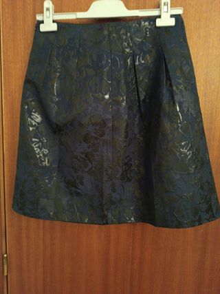 Falda negra y azul estampada