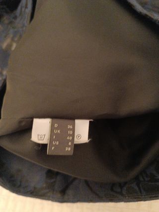 Falda negra y azul estampada