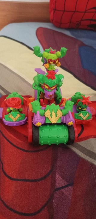 Lote SuperThings: figuras y vehículos