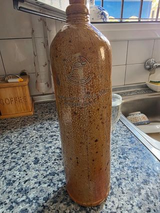 Botella cerámica ginebra antigua