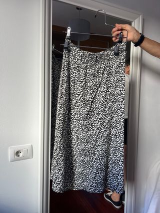 Falda midi flores - blanco y negro