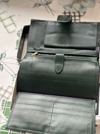 Cartera de piel verde