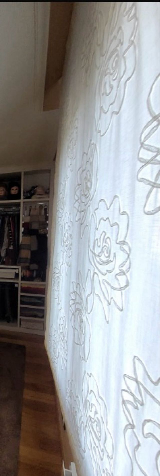 Estor blanco bordado de flores