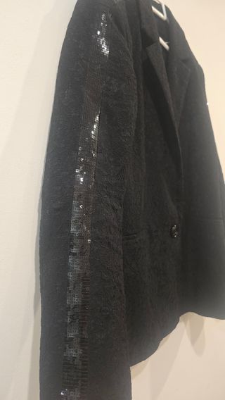 Americana negra con bordado