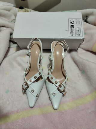 Tacones blancos elegantes