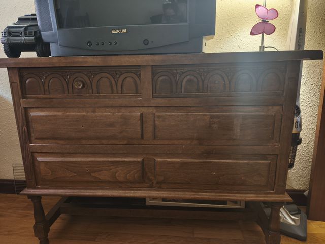 Conjunto de 2 camas de 90, una cómoda y un espejo.