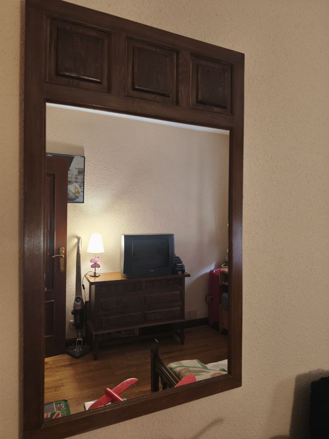 Conjunto de 2 camas de 90, una cómoda y un espejo.