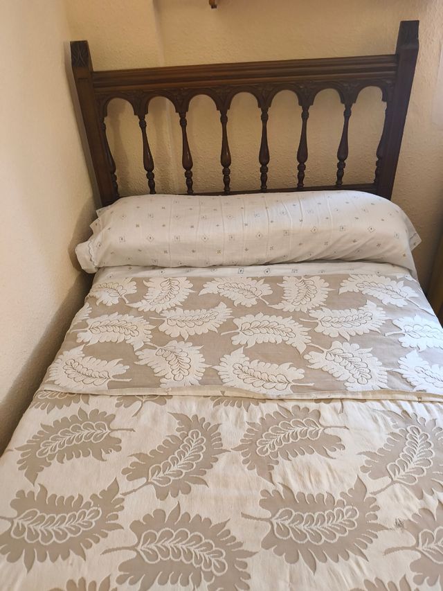 Conjunto de 2 camas de 90, una cómoda y un espejo.