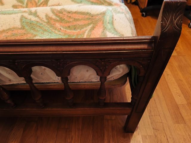 Conjunto de 2 camas de 90, una cómoda y un espejo.