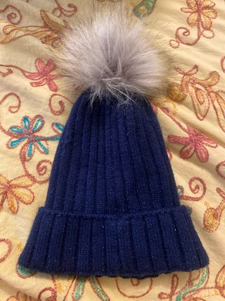 Gorro azul con pompón - Invierno