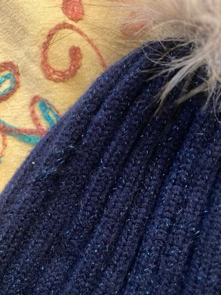 Gorro azul con pompón - Invierno