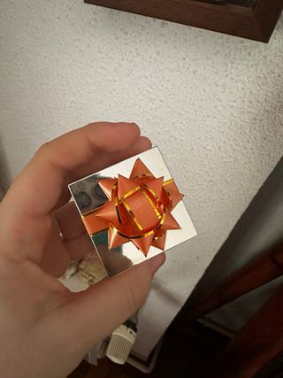 Figuras de cristal dorado y transparente