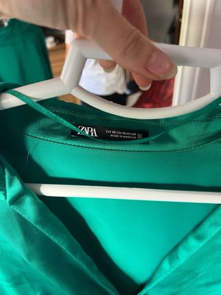 Vestido verde satinado Zara