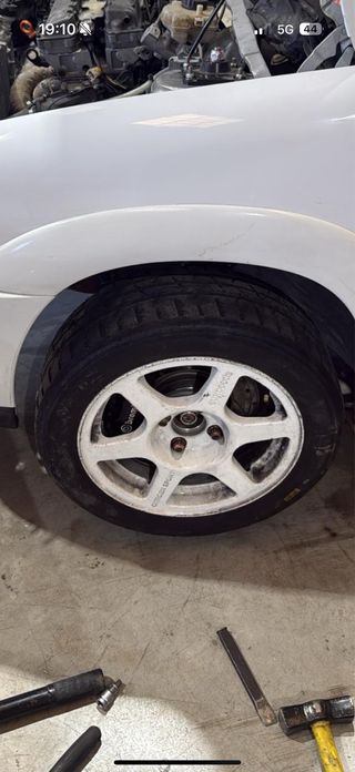 2 Llantas Trofeo saxo se dan con gomas hankook