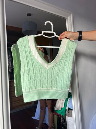 Top corto de punto verde