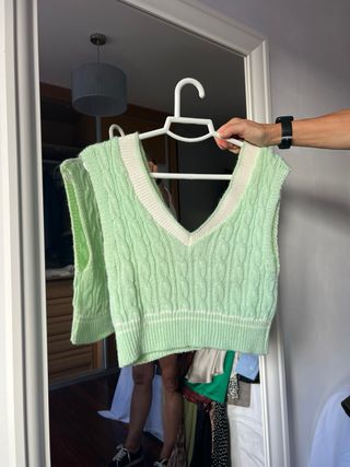 Top corto de punto verde