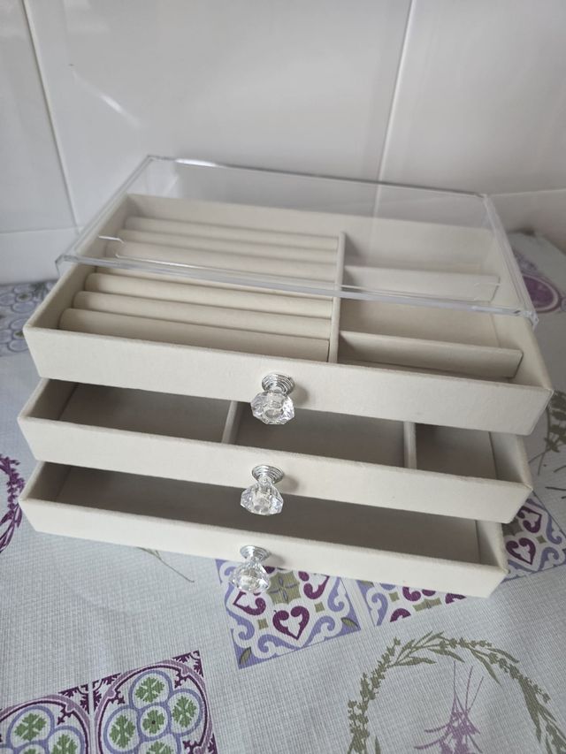 Joyero 3 cajones beige/crema. NUEVO. 13,80 EUROS