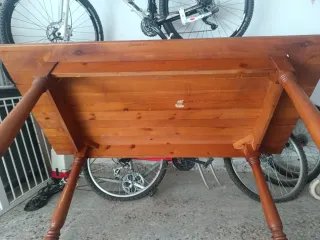 Mesa en madera maciza.