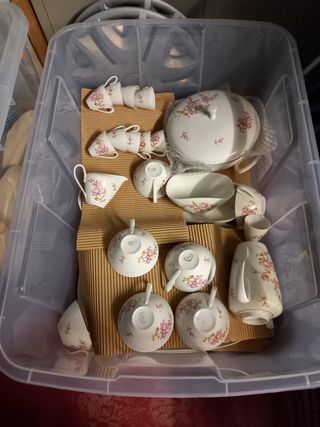 Vajilla BIDASOA PORCELANAS blanca con flores rosas