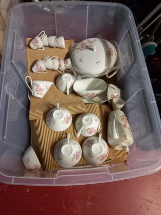 Vajilla BIDASOA PORCELANAS blanca con flores rosas