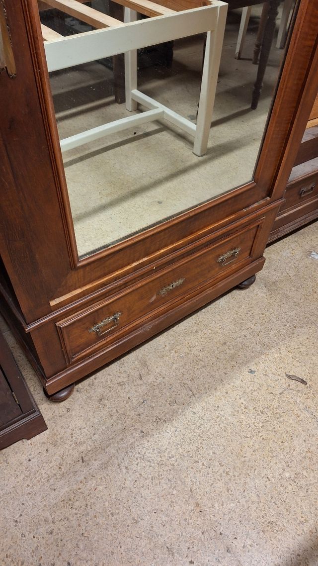 Armario antiguo de madera