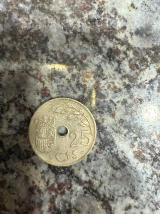 Monedas variadas y billetes de pesetas. 