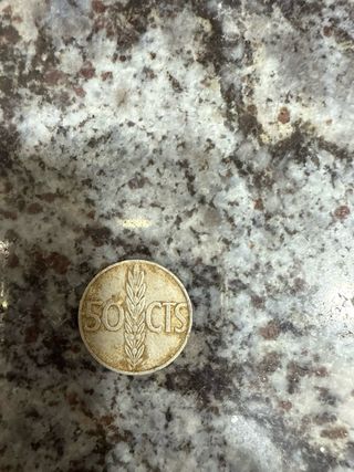 Monedas variadas y billetes de pesetas. 