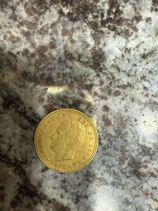 Monedas variadas y billetes de pesetas. 
