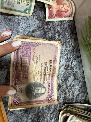 Monedas variadas y billetes de pesetas. 