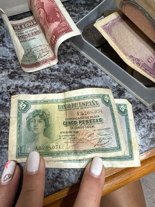 Monedas variadas y billetes de pesetas. 