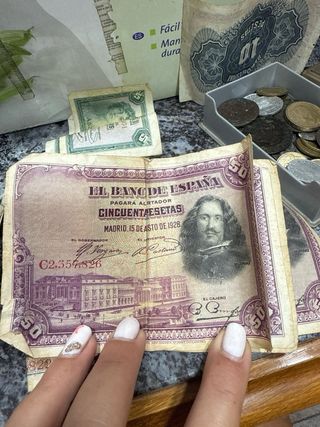 Monedas variadas y billetes de pesetas. 