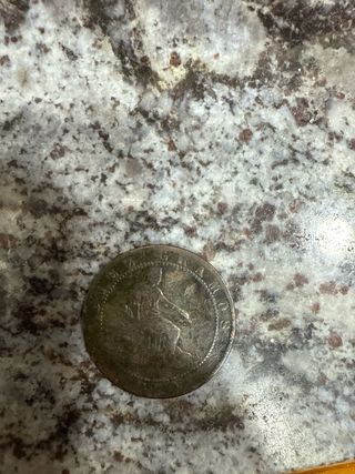 Monedas variadas y billetes de pesetas. 
